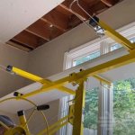 Как обшить потолок гипсокартоном в одиночку: делаем подъемник для ГКЛ